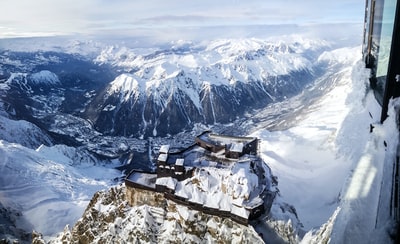 航拍照片的房子在白天的雪覆盖着雪帽山附近
